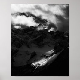 Sonne strahlt auf majestätischen Bergen Poster