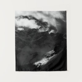 Sonne strahlt auf majestätischen Bergen Wandteppich