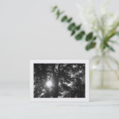 Sonne strahlt durch Bäume B&W Visitenkarte (Stehend Vorderseite)