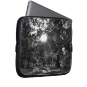 Sonne strahlt durch Bäume Laptopschutzhülle (Vorne Rechts)