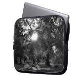 Sonne strahlt durch Bäume Laptopschutzhülle (Vorderseite Links)