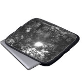 Sonne strahlt durch Bäume Laptopschutzhülle (Vorne Knopf)