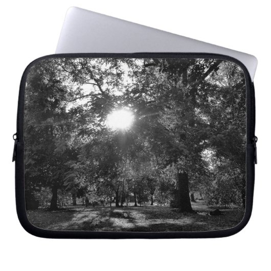 Sonne strahlt durch Bäume Laptopschutzhülle (Vorderseite)