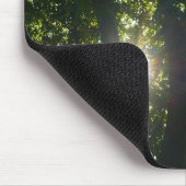 Sonne strahlt durch Bäume Mousepad (Ecke)