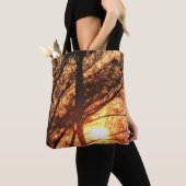 Sonne strahlt durch Palmen Tasche (Von Nahem)