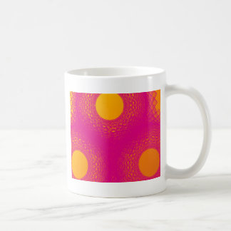 Sonne strahlt lila Lichter aus Kaffeetasse