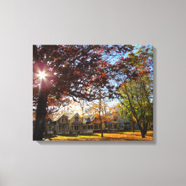 Sonne und Hütten im Herbst - Martha's Weinberg Leinwanddruck