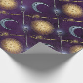 Sonne und Mond Muster auf Lila Geschenkpapier (Ecke)