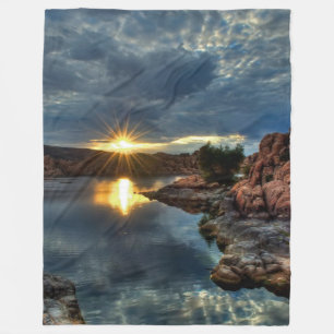 SONNENANLAGE ÜBER DEM SEE FLEECEDECKE