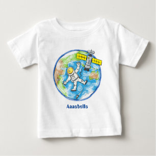 Sonnenastronaut im Weltraum und Cartoon der Erde Baby T-shirt