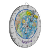 Sonnenastronaut im Weltraum und Cartoon der Erde Dartscheibe (Vorderseite Links)