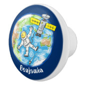 Sonnenastronaut im Weltraum und Cartoon der Erde Keramikknauf (Rechts)