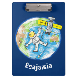 Sonnenastronaut im Weltraum und Cartoon der Erde Klemmbrett