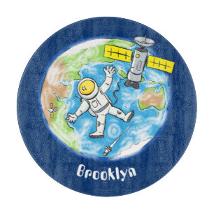 Sonnenastronaut im Weltraum und Cartoon der Erde Schneidebrett