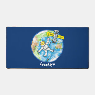 Sonnenastronaut im Weltraum und Cartoon der Erde Schreibtischunterlage