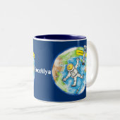 Sonnenastronaut im Weltraum und Cartoon der Erde Zweifarbige Tasse (VorderseiteRechts)