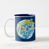 Sonnenastronaut im Weltraum und Cartoon der Erde Zweifarbige Tasse (Links)