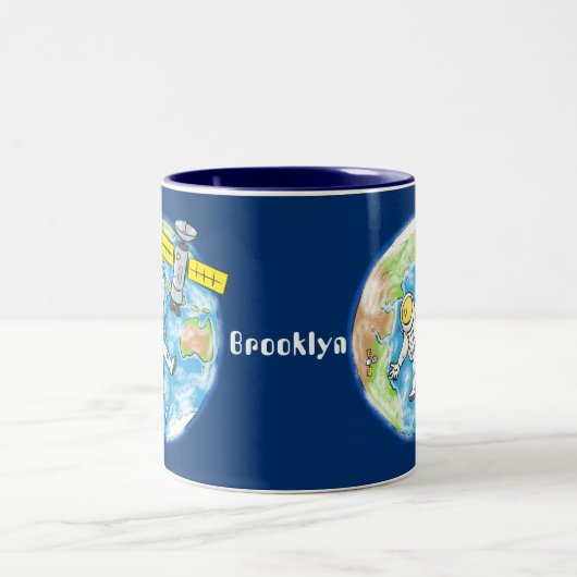 Sonnenastronaut im Weltraum und Cartoon der Erde Zweifarbige Tasse (Mittel)