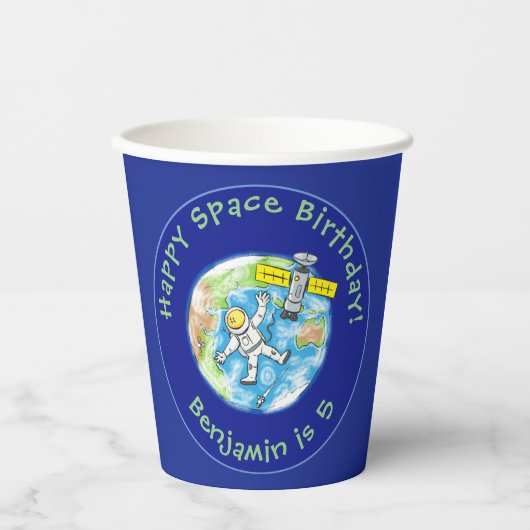 Sonnenastronaut mit Satellit über Cartoon Pappbecher (Vorderseite)