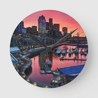 Sonnenaufgang am Pier 66, der unten auf Runde Wanduhr