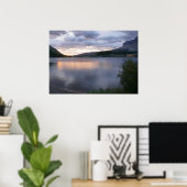 Sonnenaufgang am Swiftcurrent Lake I Poster (Heimbüro)