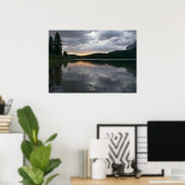Sonnenaufgang am Swiftcurrent Lake II Poster (Heimbüro)