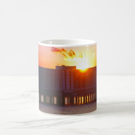 Sonnenaufgang an den Flaggschiff-Hotel-Tassen Kaffeetasse (Mittel)