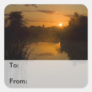 Sonnenaufgang an einem See Gift Tags Quadratischer Aufkleber