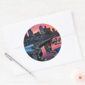 Sonnenaufgang an Pier 66 mit Blick auf Glockenhafe Runder Aufkleber (Umschlag)