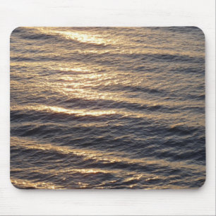 Sonnenaufgang auf beruhigenden Ozeangewässern Foto Mousepad