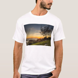 Sonnenaufgang auf dem Strand Armação, Brasilien T-Shirt