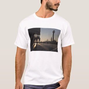 Sonnenaufgang auf der Plaza San Marco T-Shirt