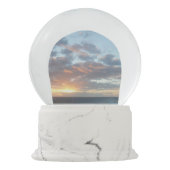 Sonnenaufgang auf See I Pastel Seascape Schneekugel (Rückseite)