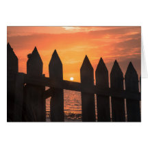 Sonnenaufgang durch einen Zaun