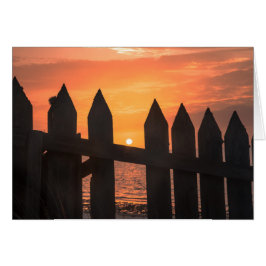 Sonnenaufgang durch einen Zaun