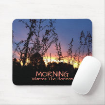 Sonnenaufgang erwärmt den Horizont zwischen Wildbl