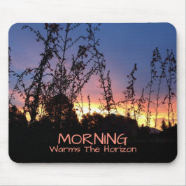 Sonnenaufgang erwärmt den Horizont zwischen Wildbl Mousepad
