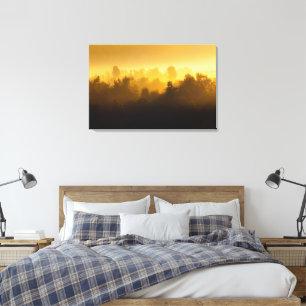 Sonnenaufgang hinter nebligen Bäumen Leinwanddruck