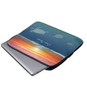 Sonnenaufgang im Ozean und schwimmende Meeresschil Laptopschutzhülle (Vorne Knopf)