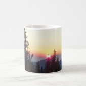 Sonnenaufgang im Wald am Rocky Mountain Kaffeetasse (Mittel)