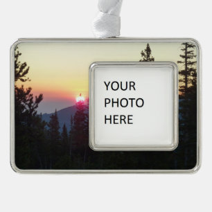 Sonnenaufgang im Wald am Rocky Mountain Rahmen-Ornament Silber