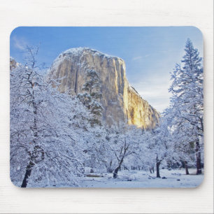 Sonnenaufgang Licht trifft El Capitan durch schnee Mousepad