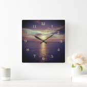 Sonnenaufgang mit schönem Blick auf den Ozean Quadratische Wanduhr (Zuhause)