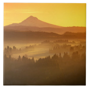 Sonnenaufgang orange Farben der Nebel im Tal im Fliese
