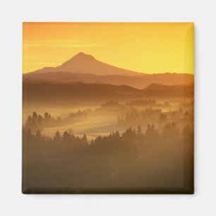 Sonnenaufgang orange Farben der Nebel im Tal im Magnet