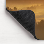 Sonnenaufgang orange Farben der Nebel im Tal im Mousepad (Ecke)