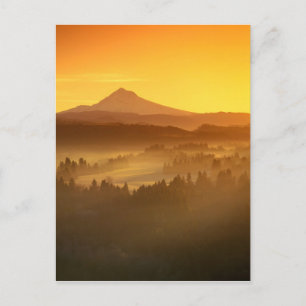 Sonnenaufgang orange Farben der Nebel im Tal in Postkarte