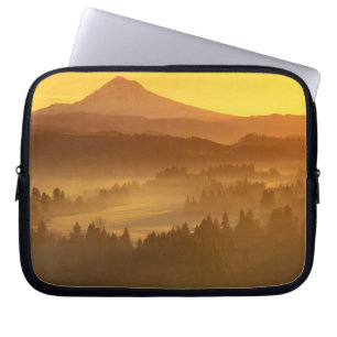 Sonnenaufgang orange färbt den Nebel im Tal in Laptopschutzhülle