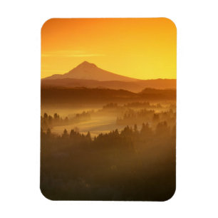 Sonnenaufgang orange färbt den Nebel im Tal in Magnet