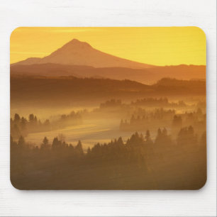 Sonnenaufgang orange färbt den Nebel im Tal in Mousepad